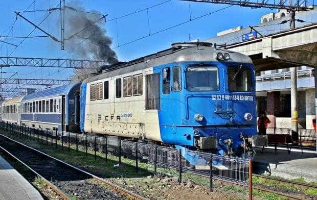 O locomotivă defectă a dus sâmbătă seara la întârzierea cu aproape patru ore a unui tren internațional