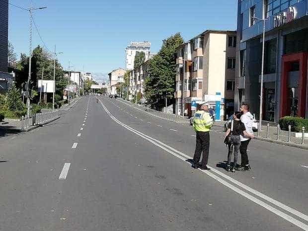 Traficul rutier, oprit pe bulevardul Brătianu, azi, în ”Ziua fără mașini”. Pietonii, confuzi, n-au curaj să treacă strada