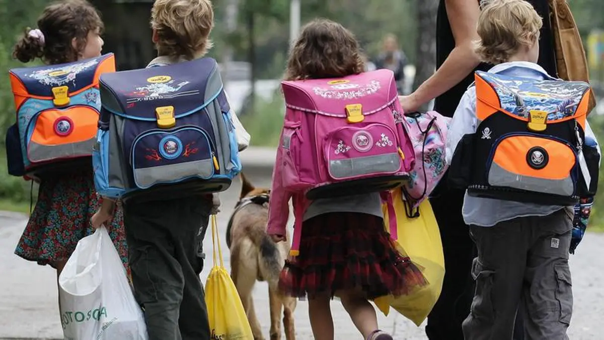 O sută de mii de copii din România au primit ajutor de 500 de lei
