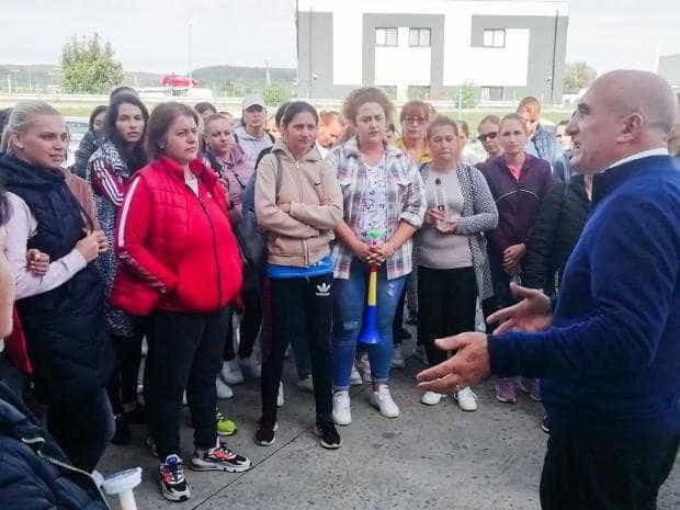 Greva continuă la Mărăcineni. ”Conducerea fabricii a spus că adaugă doi-trei lei la tichetele de masă. Apă de ploaie!”
