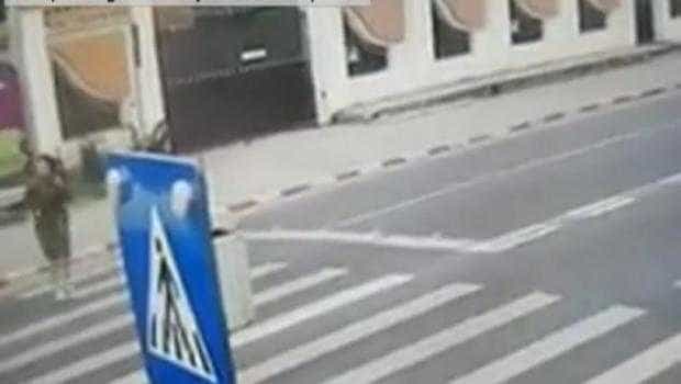 Elevă lovită de maşină în timp ce traversa pe trecerea de pietoni din faţa şcolii