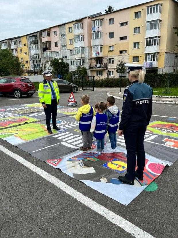 Polițiștii au desfășurat activități educative cu elevii din Argeș