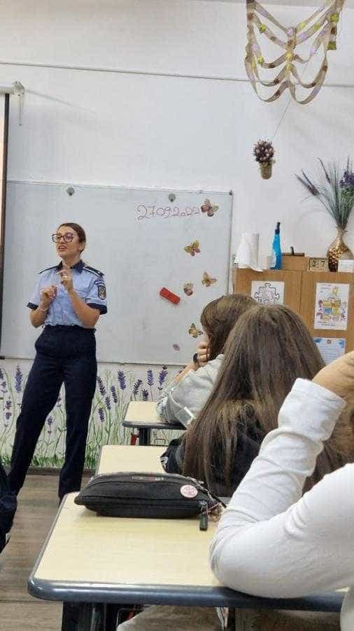Polițiștii au desfășurat activități anti-violență în școlile din Argeș
