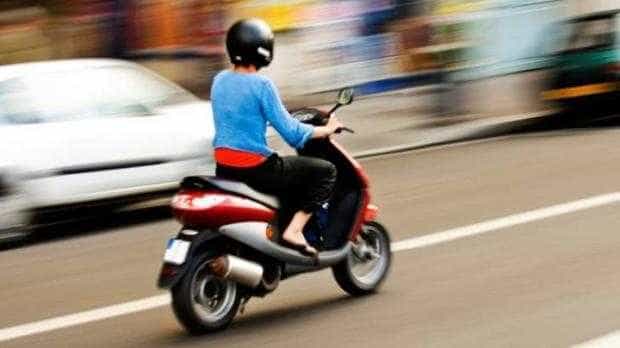 Tânăr și neliniștit: conducea pe DN 7, fără drept, un moped neînmatriculat