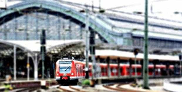 CFR Infrastructură: Circulație feroviară deviată în București! Un tren și-a rupt pantograful