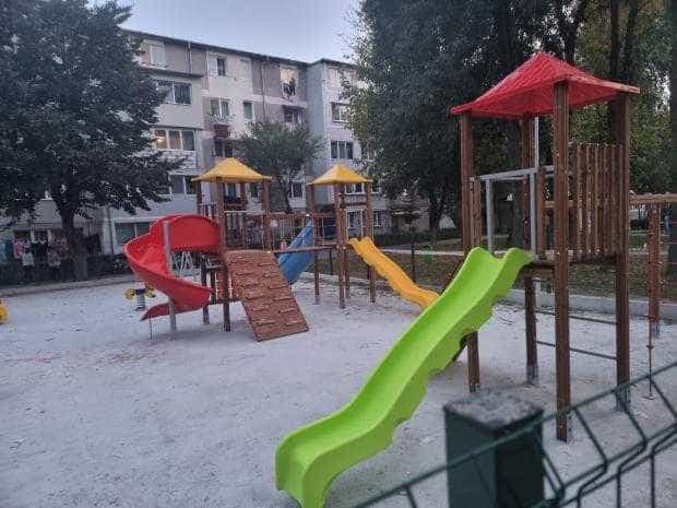 PRIMĂRIA PITEȘTI: Încă un loc de joacă pentru copii este aproape finalizat!