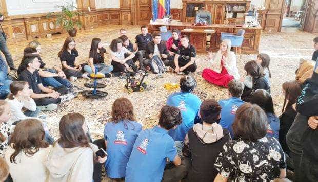 Alina Gorghiu a primit vizita elevilor din Argeş, la Parlament