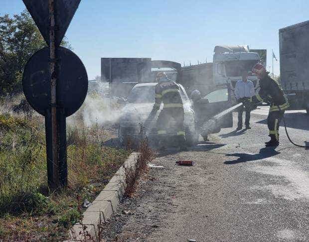 O mașină a luat foc în zona Carrefour Pitești