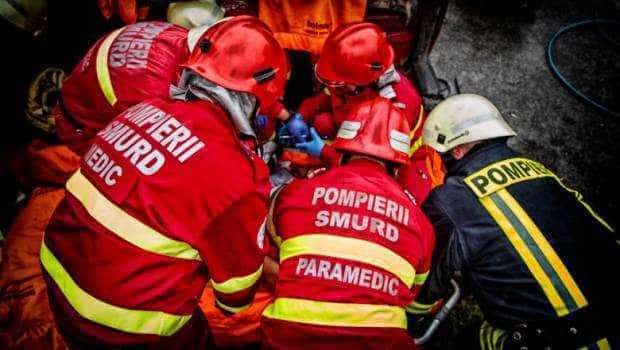 Accident în Pitești. O mașină a lovit un semafor