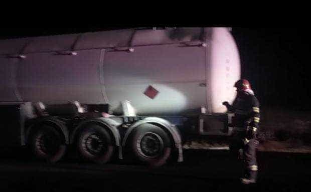 Fum la motorul cisternei cu GPL care a blocat circulația la Lunca Corbului