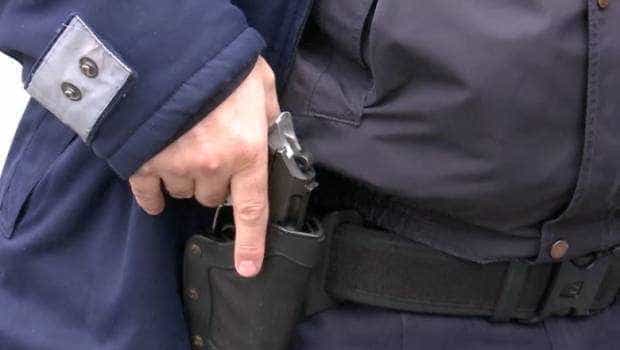 În prima lui zi de muncă, un polițist și-a pierdut încărcătorul cu 15 gloanțe!