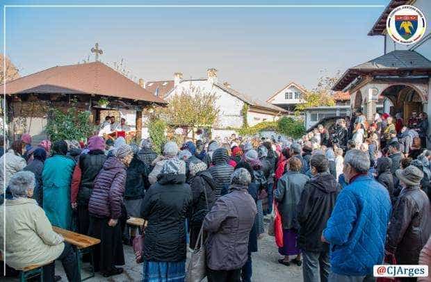 Zeci de credincioși prezenți la slujba hramului Bisericii Sfântul Nectarie din Pitești