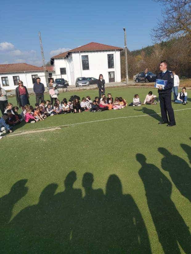 Elevii din Argeș au primit vizita jandarmilor