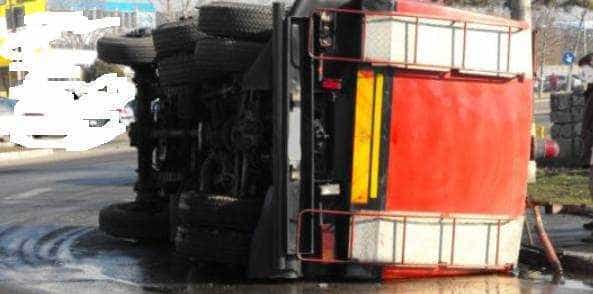 O mașină de pompieri s-a răsturnat în timp ce se îndrepta spre un accident