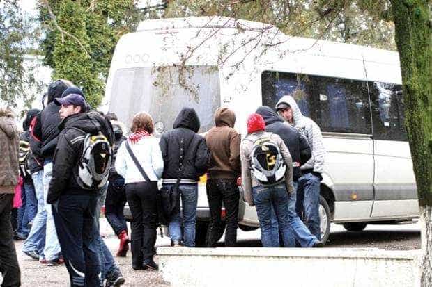 Banii pentru transport vor fi dați elevilor în avans, la finalul lunii