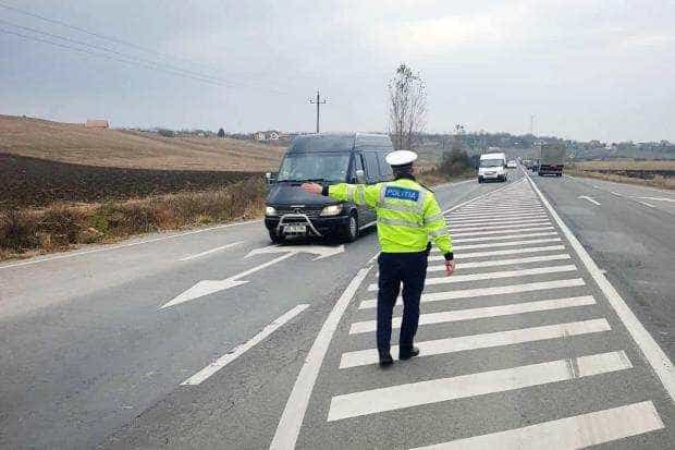 Piteştean taxat pentru că transporta persoane cu maşina într-o localitate unde nu era autorizat