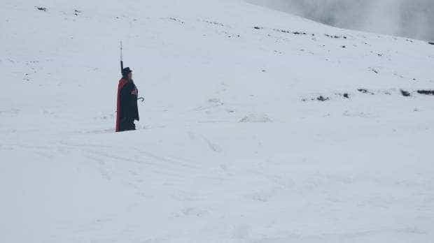 Turist costumat în Dracula, găsit de salvamontiști în zăpadă