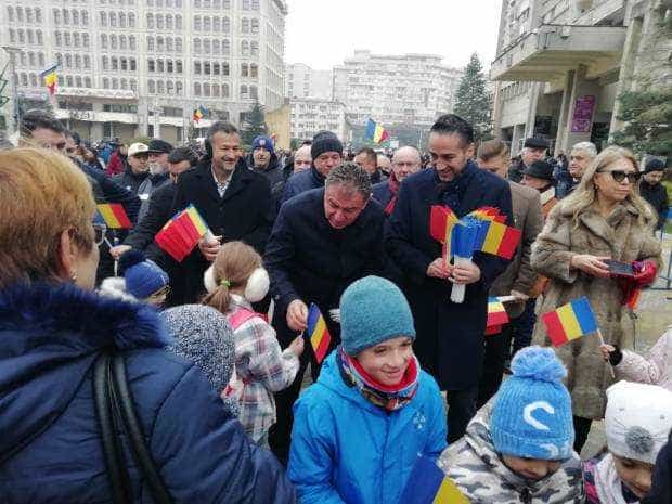 Stegulețe tricolore, dăruite copiilor în centrul Piteștiului