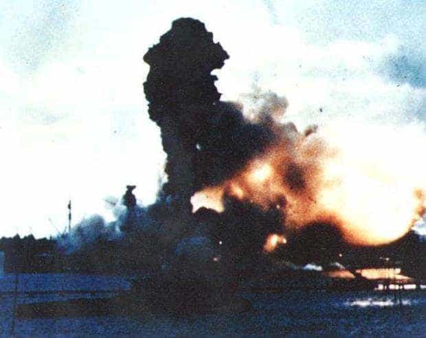 7 Decembrie 1941: Japonezii atacă  flota militară a SUA staţionată în baza maritimă de la Pearl Harbour. Războiul devine mondial