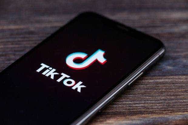Directorul FBI avertizează că aplicaţia TikTok ridică probleme de securitate naţională