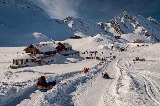 Hotelul de Gheaţă de la Bâlea, în topul al celor mai frumoase „escapade cu zăpadă” din lume