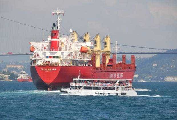 Turcia blochează în Marea Neagră navele cu petrol rusesc