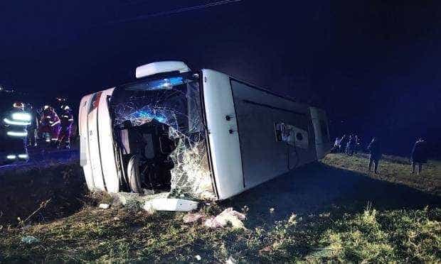 Autocar cu 33 de pelerini, răsturnat într-un şanţ