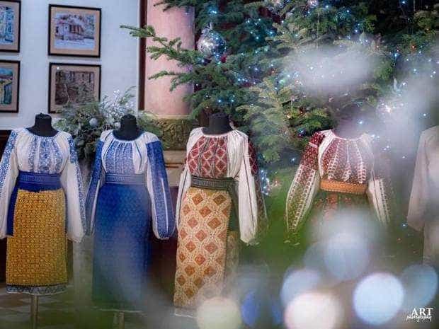 Expoziție de costume tradiționale de Muscel, la Primăria Pitești