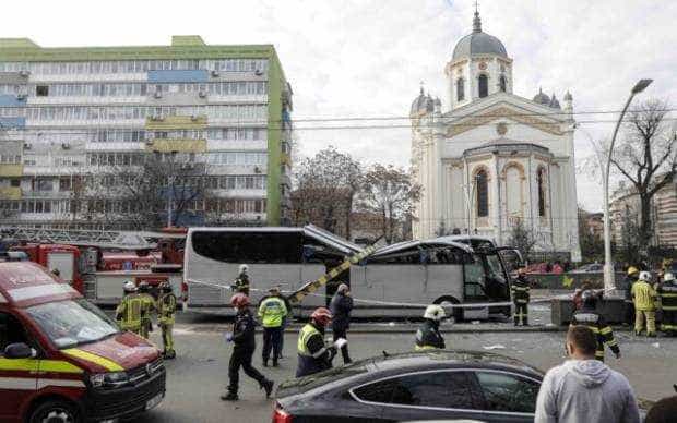 Un autocar plin cu turiști greci a fost strivit de limitatorul de înălțime