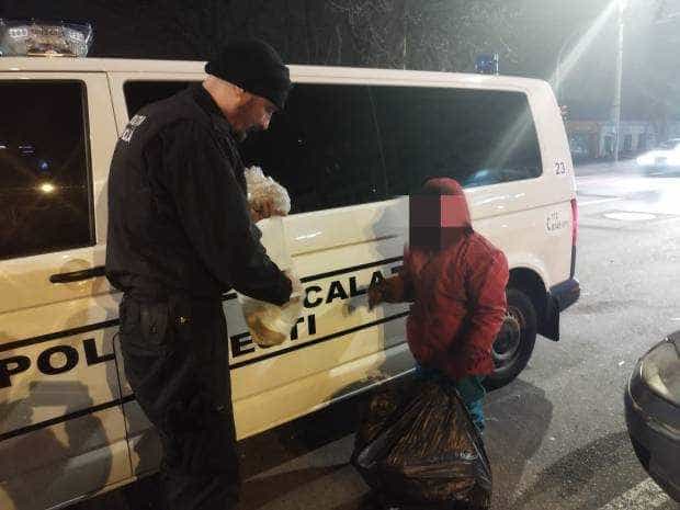 Poliția Locală Pitești îi ajută cu mâncare și cu haine pe oamenii străzii