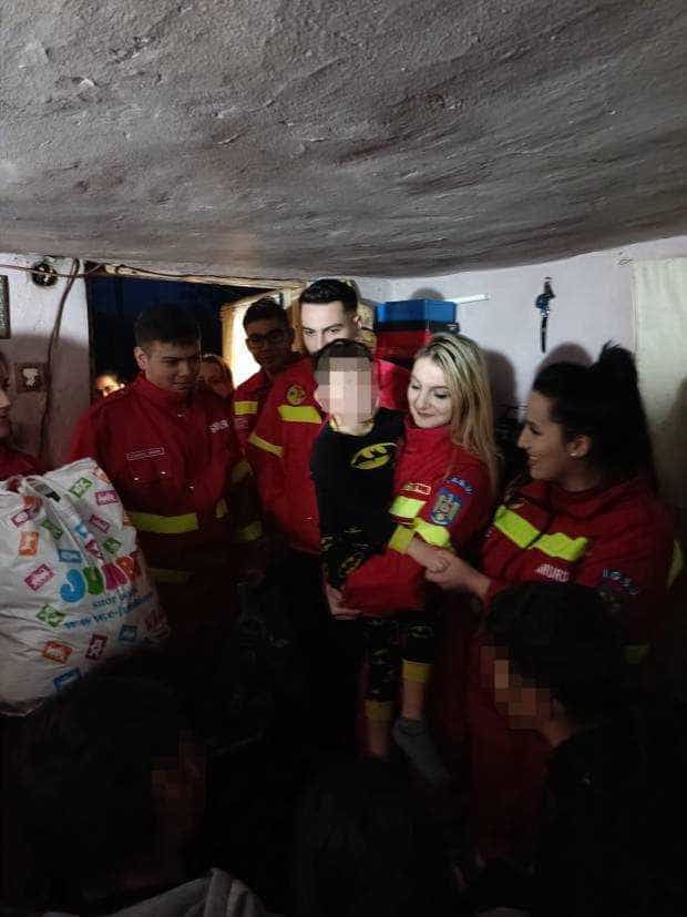 Voluntarii din cadrul ISU Argeș au fost ajutoarele lui Moș Crăciun
