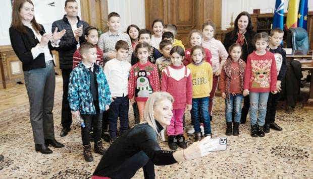 Alina Gorghiu i-a primit pe copii la Senat, înainte de Crăciun