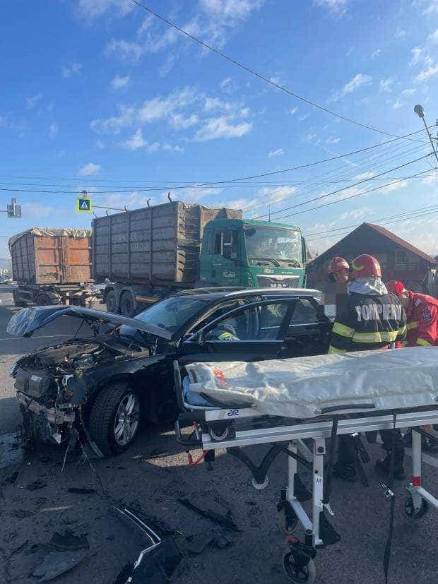 Accident în Mioveni. Femeie transportată la spital