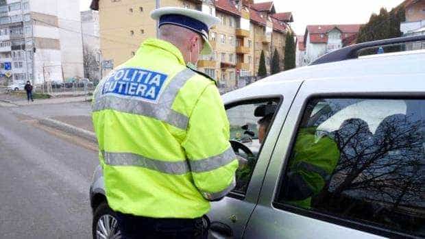 Goneau cu mașinile prin Pitești. Poliția i-a frânat cu amenzi și i-a lăsat fără permise