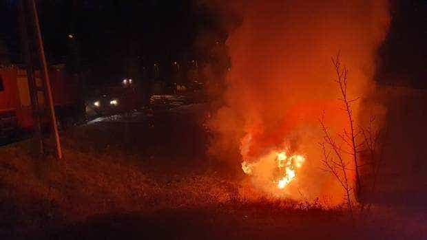 Înarmat cu două cuțite, a incendiat o mașină, în Curtea de Argeș