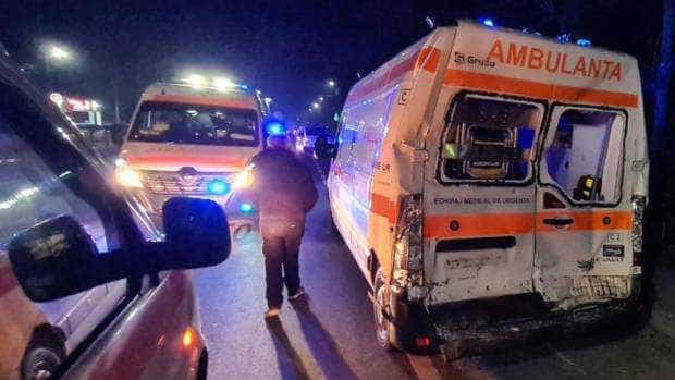 O ambulanță izbită în spate de un tir a accidentat mortal un copil de 11 ani