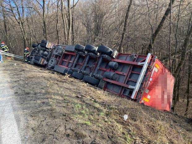 Un camion cu anvelope s-a răsturnat pe o șosea din Argeș