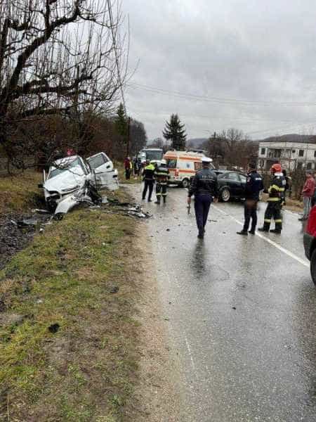 Accident cu mai multe victime în Argeș, printre care și doi copii