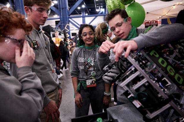 FIRST Tech Challenge. Elevii fac roboţi la Universitatea din Piteşti
