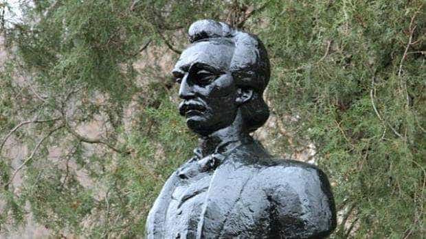 Statuia lui Mihai Eminescu, dintr-un parc din Orșova, a fost vandalizată