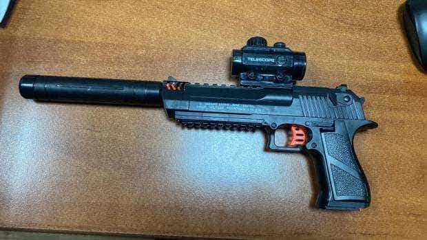 Un copil a tras cu un pistol de jucărie într-o mașină. Părinții minorului au fost amendați
