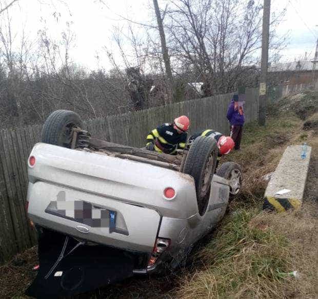 Argeș. O mașină a ajuns în șanț cu roțile-n sus