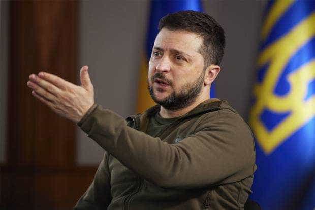 Volodimir Zelenski a fost dat în judecată de un preot român
