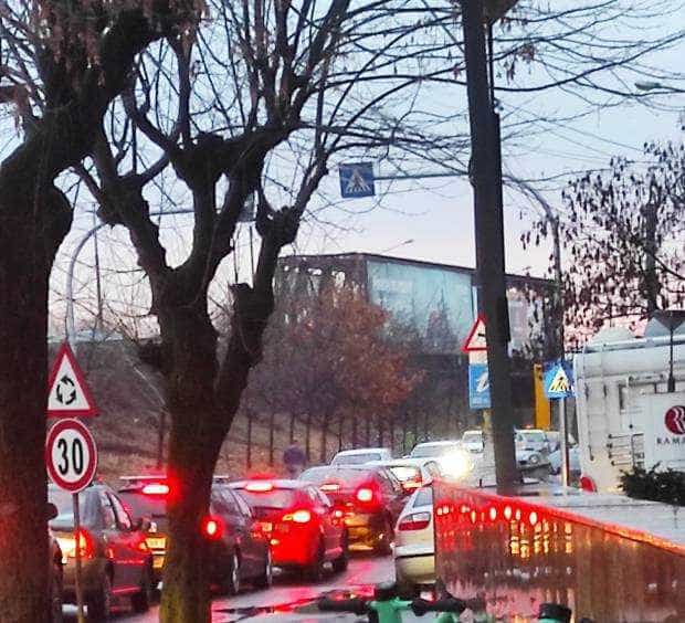 Accident la Mărăcineni. Descarcerarea și ambulanța își fac loc cu greu prin traficul de coșmar