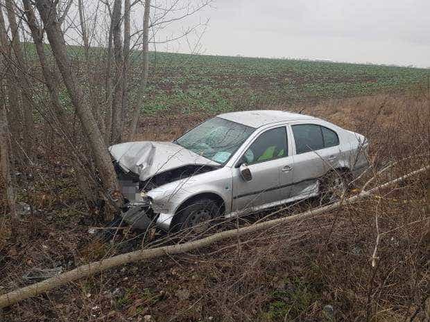 Argeș. O mașină a derapat și s-a izbit de un copac. Alta a intrat într-un stâlp