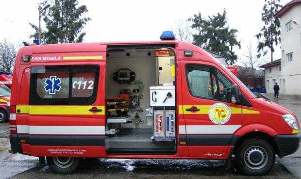 Accident la Cotmeana. Un autocar, izbit de un autoturism