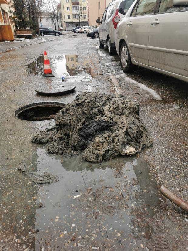 A fost curățată o reţea de canalizare din Pitești