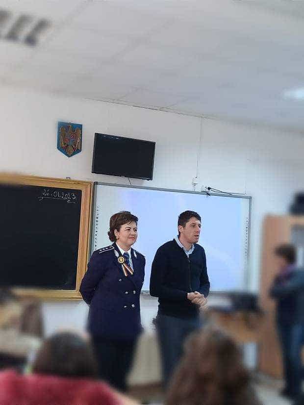 Argeș. Activități pentru prevenirea traficului de persoane, desfășurate în școli