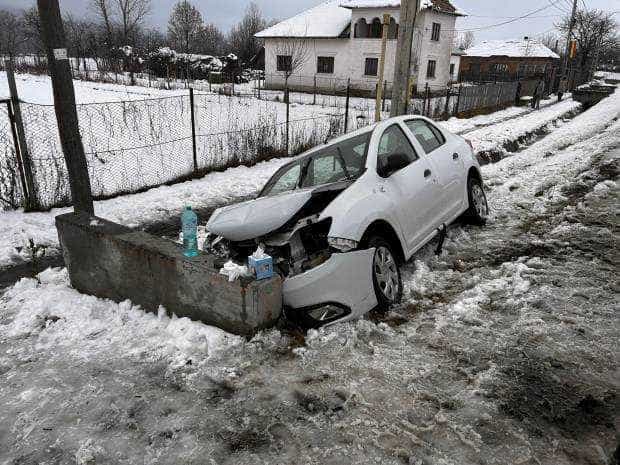 Accident în Argeș. Mașină întrată într-un cap de pod