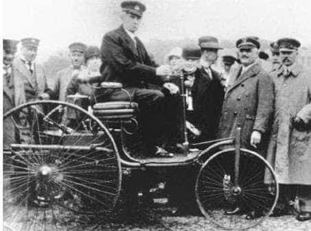 29 Ianuarie 1886: germanul Karl Friederich Benz a primit  brevetul pentru fabricarea primului automobil, botezat „Mercedes”